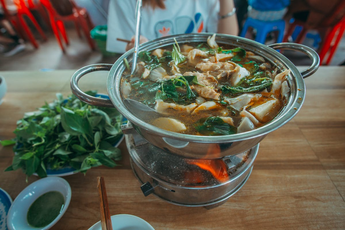 Bát nước chấm lẩu mắc khén hạt dổi thơm cay bên nồi lẩu Tây Bắc