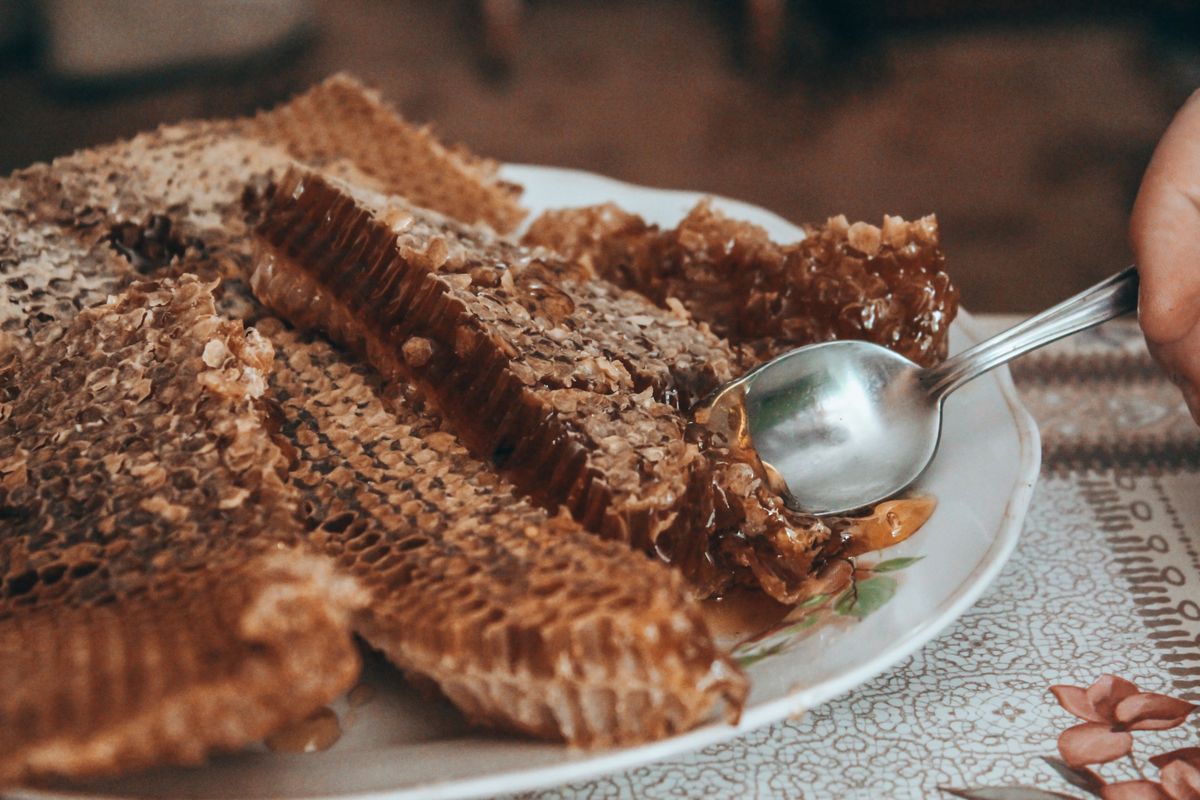 Giỏ quà chủ đề thực dưỡng Tây Bắc gồm tỏi đen, mật ong rừng và gạo nương sạch