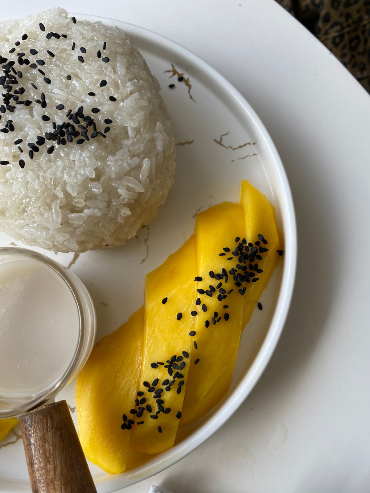 bánh dày người Mông Tây Bắc trắng dẻo đặt trên lá chuối ngày Tết vùng cao