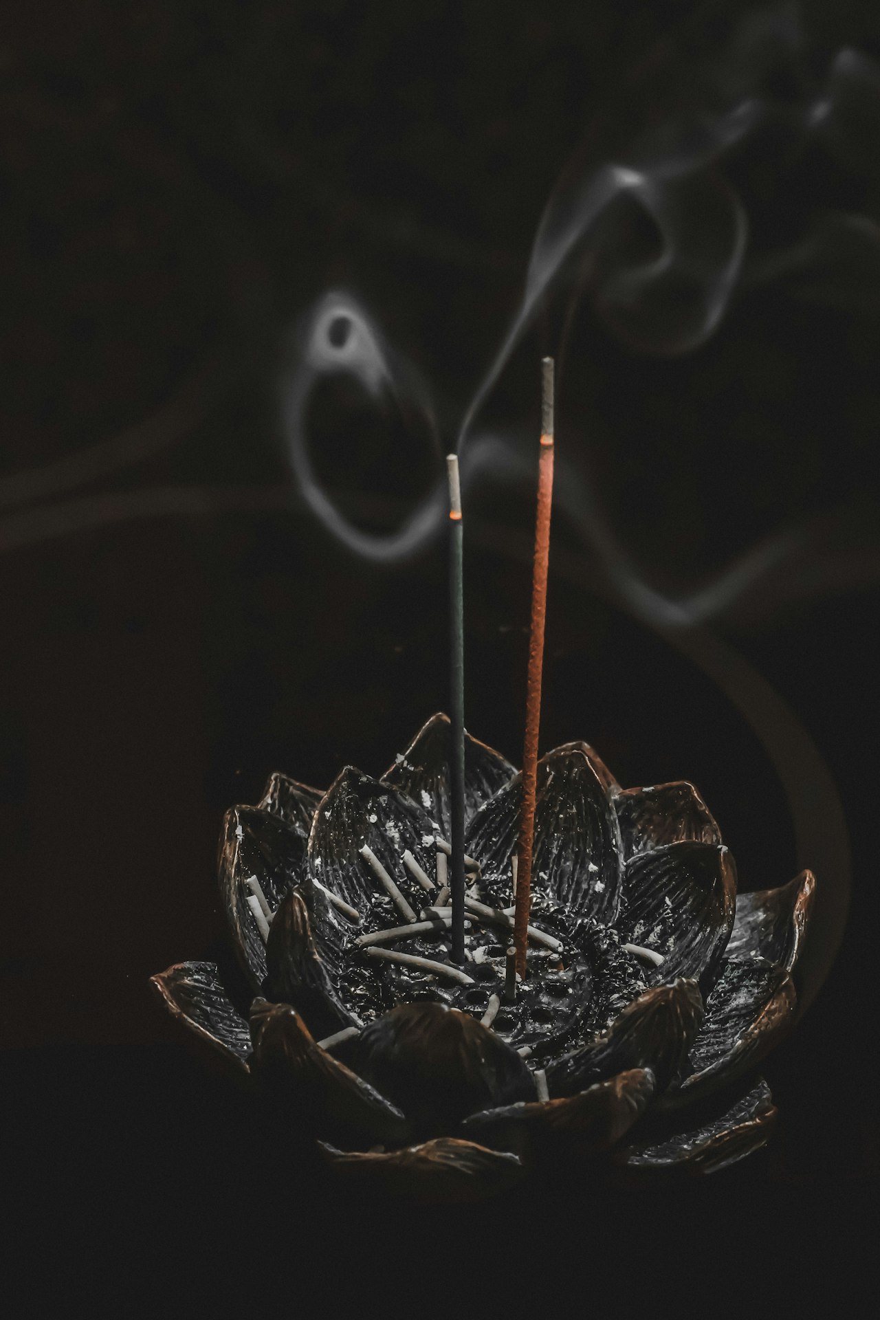 Bàn thờ và hương trong văn hóa thờ cúng